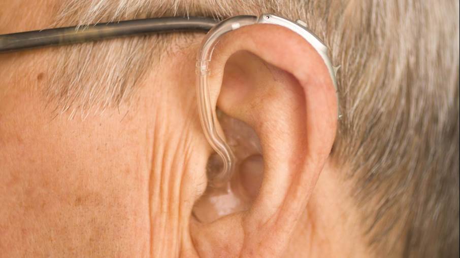 Bild på person med hörselapparat 
