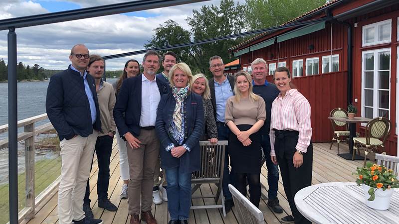 Margareta Stenbock von Rosen tillsammans med medarbetare på Ornö skärgårdshotell och personal från näringslivsenheten samt kommunala politiker.