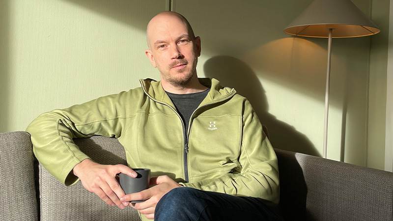 Carl-Magnus Kinnander är chef för äldreomsorgen. Han menar att det är viktigt att personalen på kommunens äldreboende pratar och förstår svenska. Det skapar trygghet hos våra äldre. Carl-Magnus Kinnander, chef för äldreomsorgen.