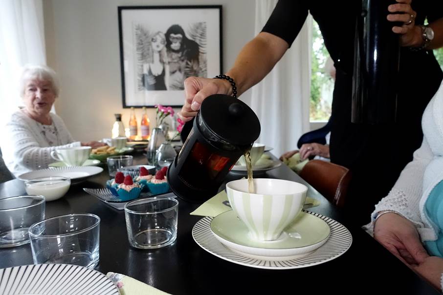 Är du 65+ och har hemtjänst eller bor på särskilt boende för äldre? Svara på Socialstyrelsens undersökning "Vad tycker de äldre om äldreomsorgen?"
