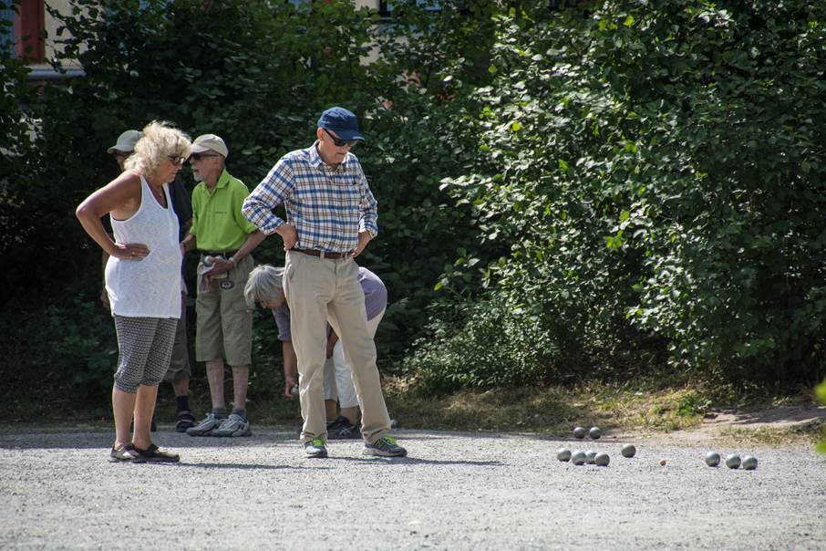 Fysisk aktivitet är viktigt för att förebygga kognitiva sjukdomar. Kvinnor och män spelar boule